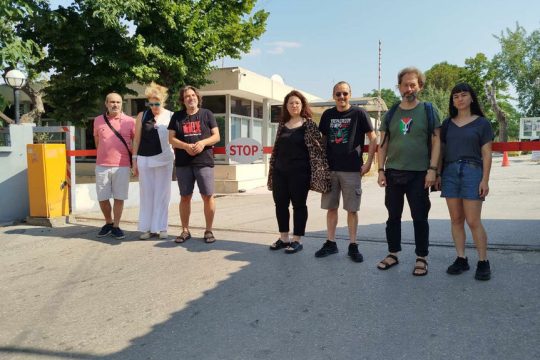 Στην είσοδο του Ψυχιατρείου Θεσσαλονίκης εκπρόσωποι σωματείων στην ψυχική υγεία